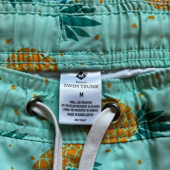 NEW Member's Mark Men's Resort Swim Trunk with a pineapple pattern - Picture 2 of 4